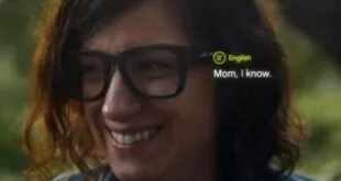 Mulher de óculos sorri com legenda de tradução em inglês flutuando ao lado do rosto