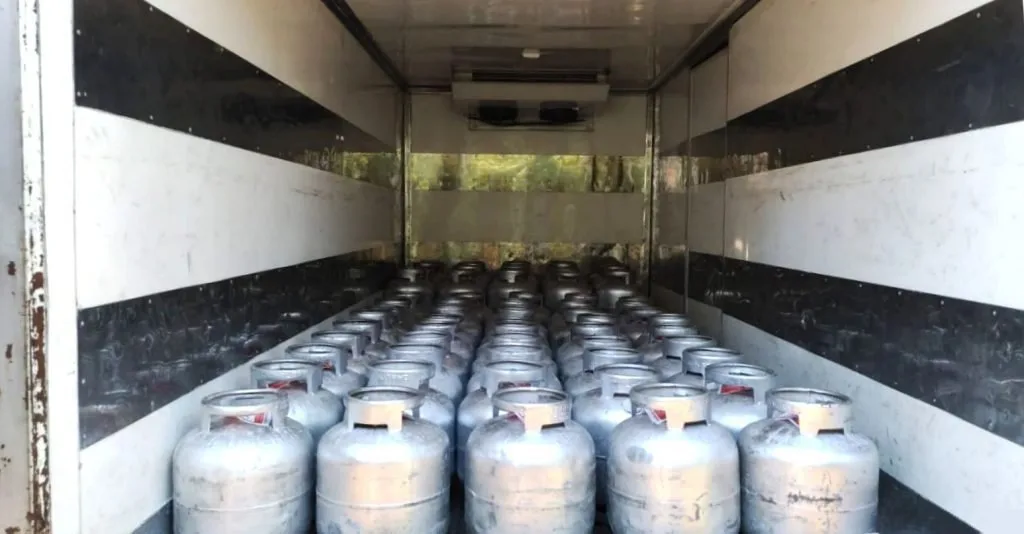Dezenas de botijões de gás enfileirados dentro do baú de um caminhão