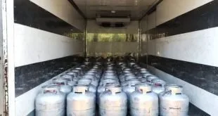 Dezenas de botijões de gás enfileirados dentro do baú de um caminhão