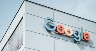 Logotipo colorido do Google fixado na fachada cinza de um prédio