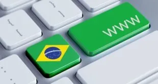 Teclado branco com tecla estampada com a bandeira do Brasil ao lado de tecla verde