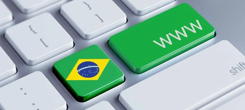 Teclado branco com tecla estampada com a bandeira do Brasil ao lado de tecla verde