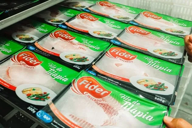 Embalagens de filé de tilápia empilhadas em expositor refrigerado de supermercado