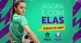 Cartaz com jogadora de futebol e o texto 'Agora é com elas' sobre fundo verde