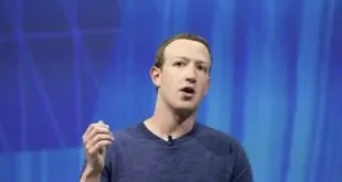 Homem de camiseta cinza falando em palco, imagem ilustrativa sobre redes sociais