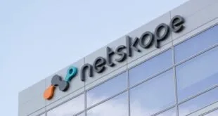Topo de prédio envidraçado com o logotipo 'netskope' na fachada