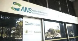Letreiro da ANS, Agência Nacional de Saúde Suplementar, na fachada de um prédio