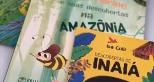 Três livros infantis de capas ilustradas coloridas dispostos sobre superfície branca