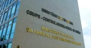 Fachada de prédio público com letreiro do Ministério da Mulher, da Família e dos Direitos Humanos