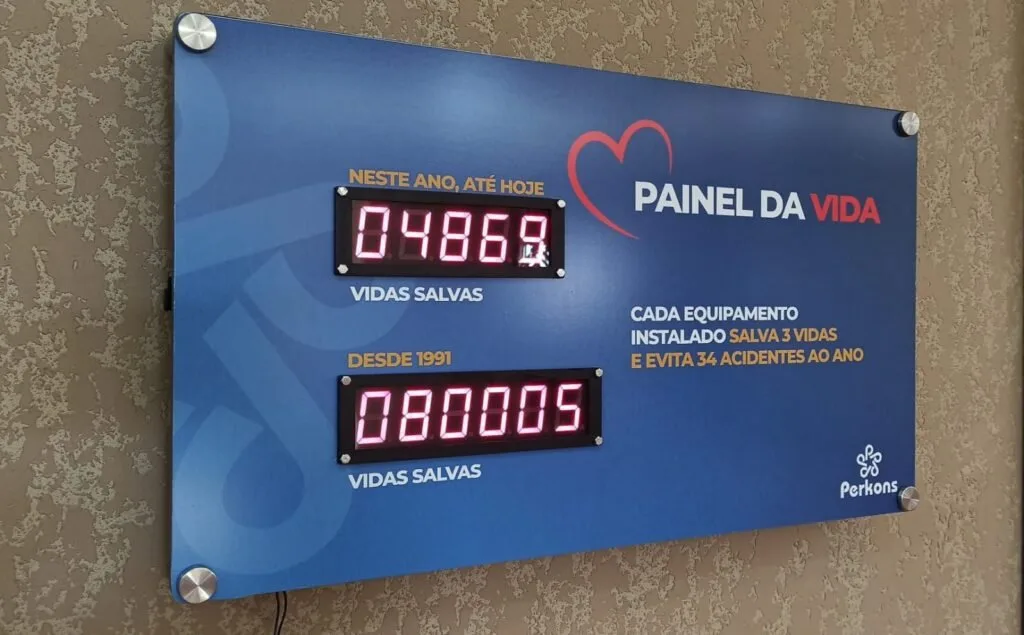 Painel eletrônico azul com o título 'Painel da Vida' e contadores digitais de vidas salvas