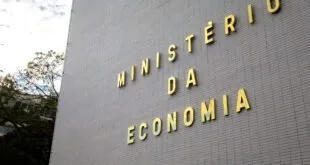 Fachada de prédio com as letras douradas 'Ministério da Economia'