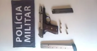 Pistola, dois carregadores e munições ao lado de tarja com a inscrição 'Polícia Militar'