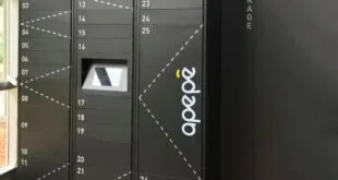Armário inteligente preto com compartimentos numerados instalado em hall de prédio