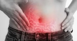 Barriga de pessoa com brilho vermelho ilustrando dor na região intestinal