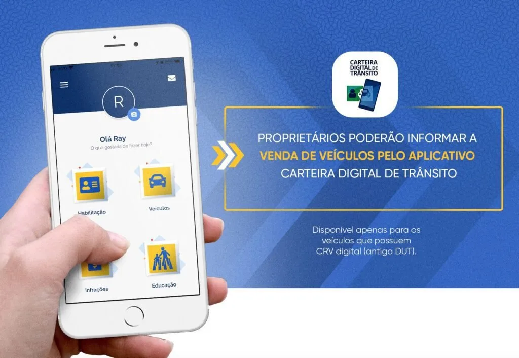 Mão segurando celular com o aplicativo Carteira Digital de Trânsito aberto na tela
