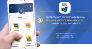 Mão segurando celular com o aplicativo Carteira Digital de Trânsito aberto na tela