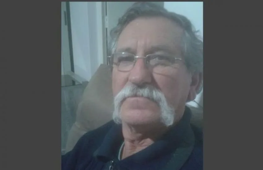 Retrato de homem idoso de óculos e bigode branco em ambiente doméstico
