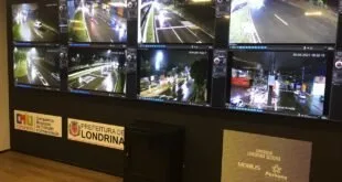 Painel de monitores exibindo imagens de câmeras de trânsito em sala de videomonitoramento