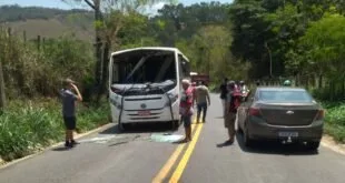 Carreta lança pneu em para-brisas