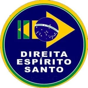 Emblema circular com a bandeira do Brasil e o texto 'Direita Espírito Santo'