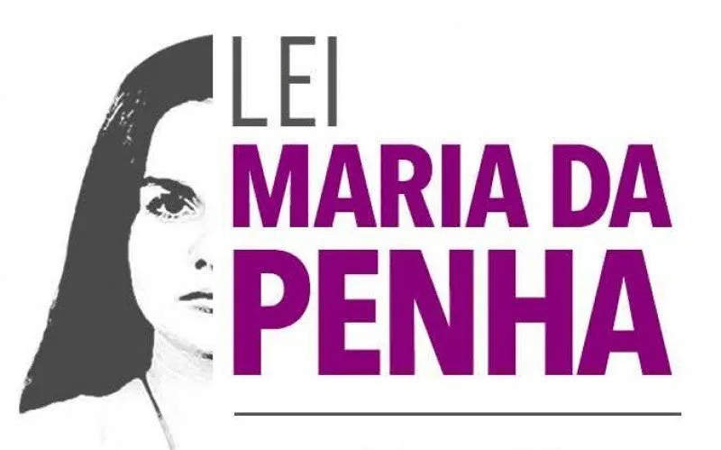 Arte com o texto 'Lei Maria da Penha' em roxo sobre o rosto ilustrado de uma mulher