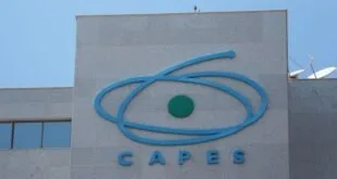 Logotipo da Capes em fachada de prédio de concreto