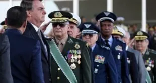 Comandantes militares perfilados em cerimônia, com fardas e medalhas