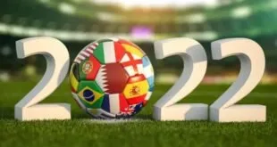Bola de futebol com bandeiras de países entre os números 2022 sobre gramado