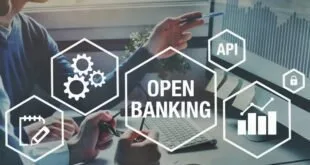 Arte com ícones de engrenagens e o texto 'Open Banking' sobre mãos usando notebook