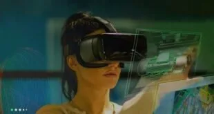 Mulher usando óculos de realidade virtual e tocando painel holográfico