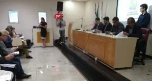 Deficiente auditiva participa de sessão
