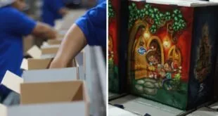 Montagem com operários montando caixas de papelão e sacola natalina ilustrada empilhada