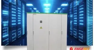 Painel elétrico branco em corredor de servidores iluminado de azul, com logotipo Engerey