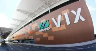 Fachada de terminal de aeroporto com o letreiro VIX e o logotipo da Infraero