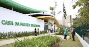 Fachada de prédio público com letreiro da Casa da Mulher Brasileira e bandeiras hasteadas