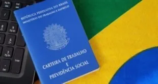 Carteira de Trabalho e Previdência Social sobre a bandeira do Brasil