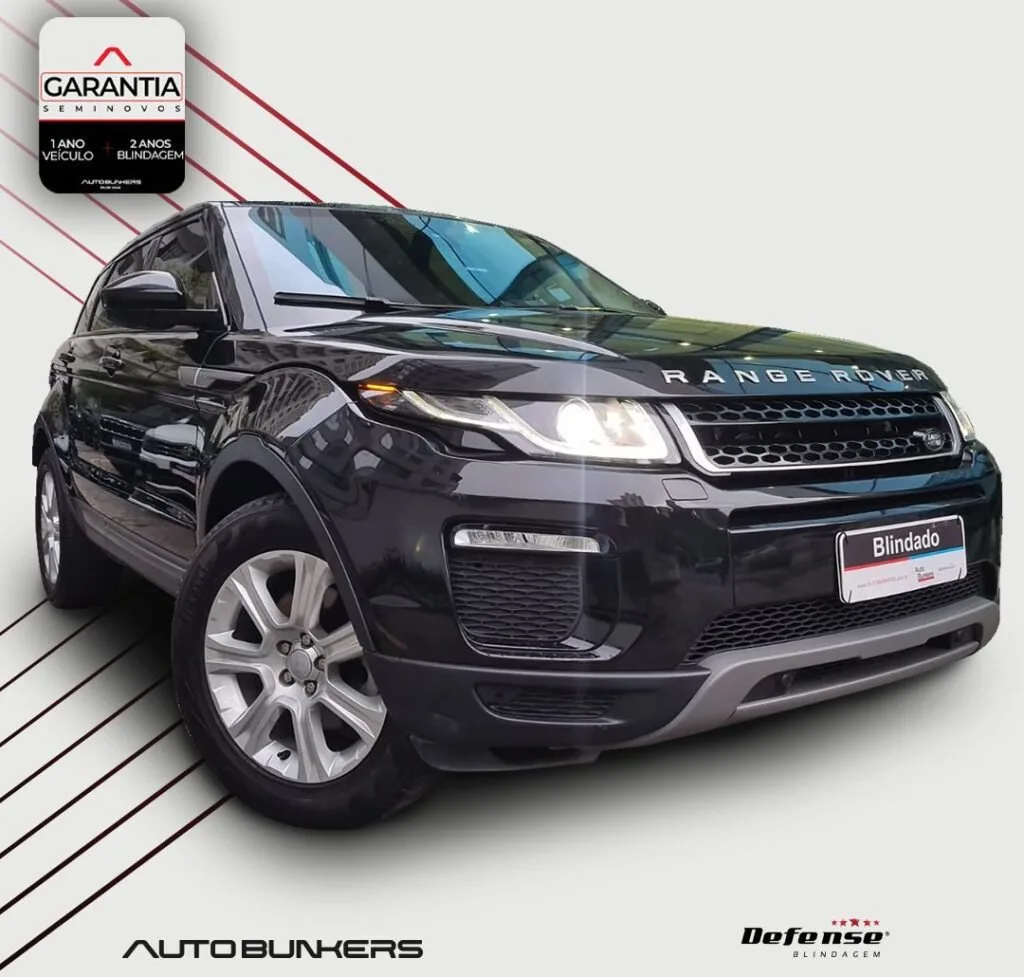 SUV preto exposto em estúdio com selo de garantia e logotipos de empresas