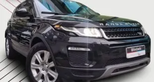 SUV preto exposto em estúdio com selo de garantia e logotipos de empresas