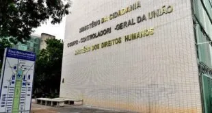 Fachada de prédio público com letreiro de ministério em letras metálicas