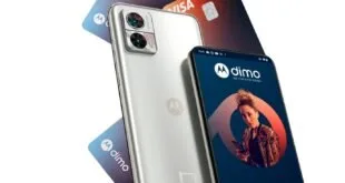 Smartphone prateado com tela de aplicativo bancário ao lado de cartões de crédito sobre fundo branco