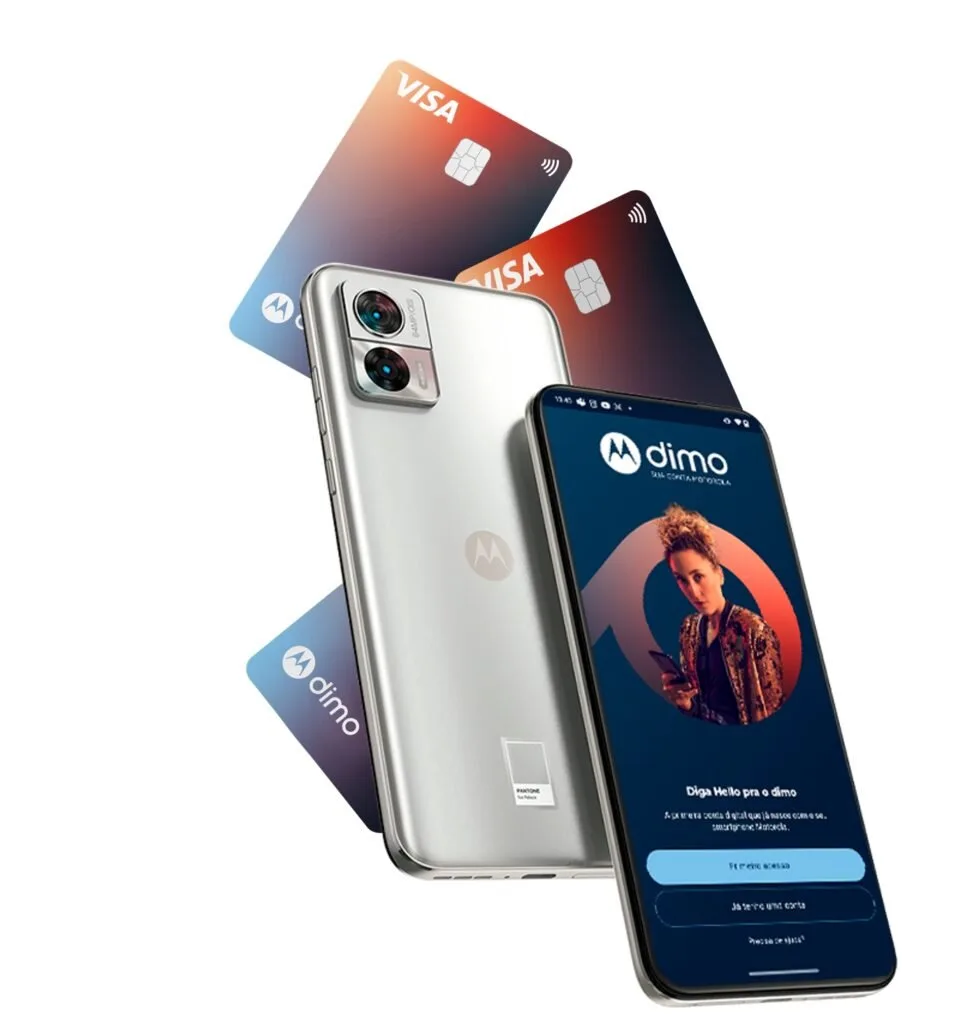 Smartphone prateado com tela de aplicativo bancário ao lado de cartões de crédito sobre fundo branco