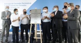 Autoridades aplaudem descerramento de placa em cerimônia de inauguração de obra