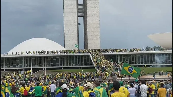 Em busca do Código-fonte, Patriotas invadem Brasília