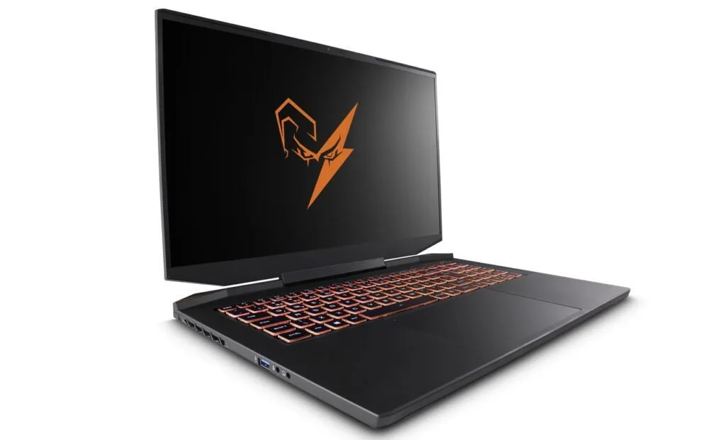 Notebook gamer preto aberto com teclado retroiluminado e logotipo laranja na tampa