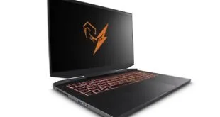 Notebook gamer preto aberto com teclado retroiluminado e logotipo laranja na tampa