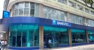 Fachada de agência do Banestes com letreiro azul em prédio de esquina