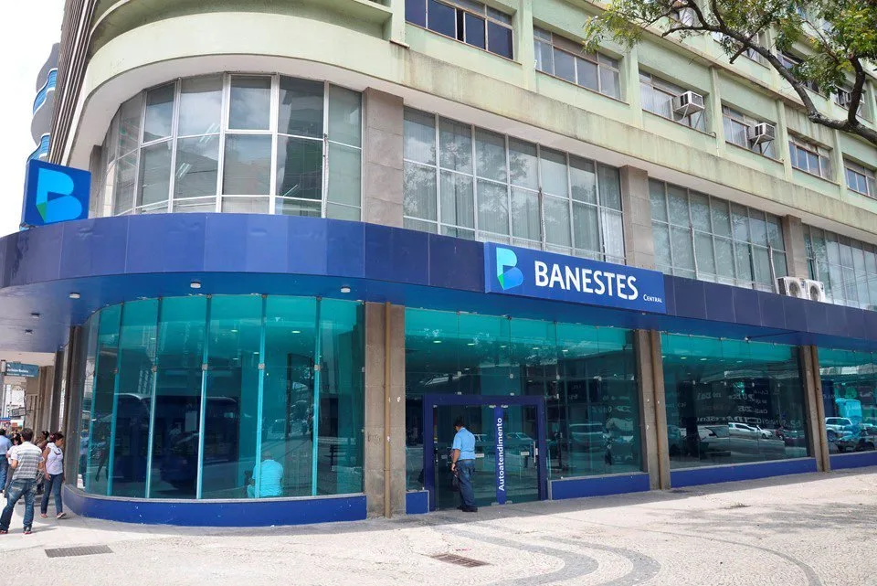 Fachada de agência do Banestes com letreiro azul em prédio de esquina