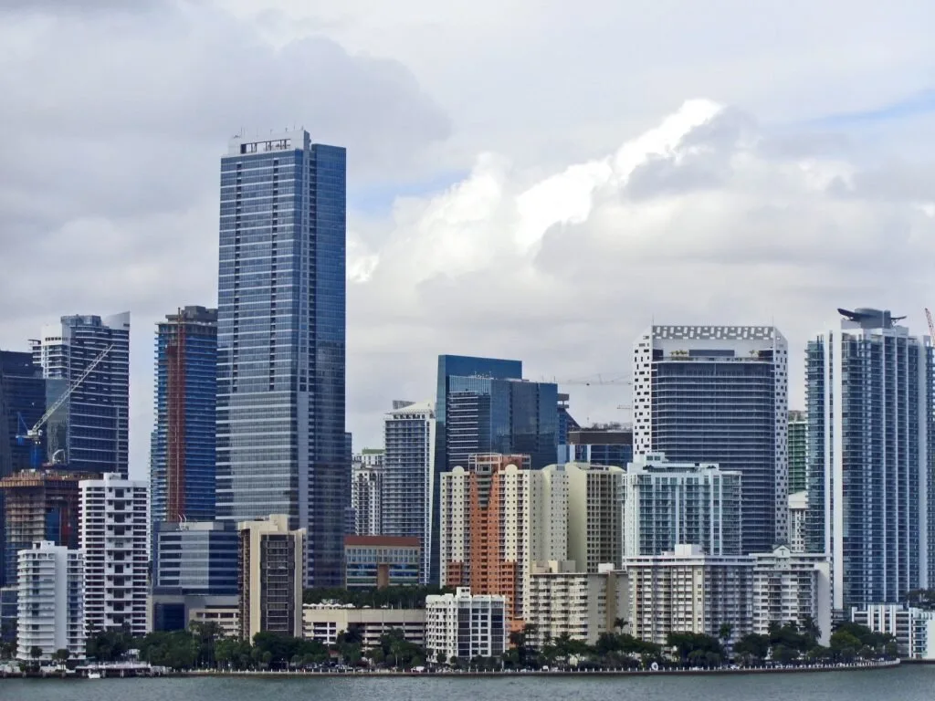 Arranha-céus à beira-mar sob céu nublado em cidade litorânea