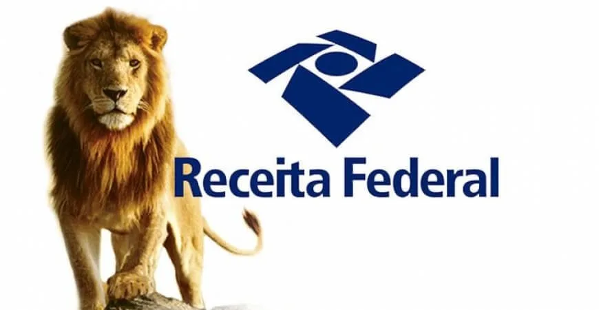 Logotipo da Receita Federal em azul ao lado da figura de um leão sobre fundo branco