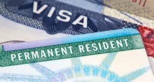 Close de visto americano e cartão de residência permanente com a palavra VISA em destaque